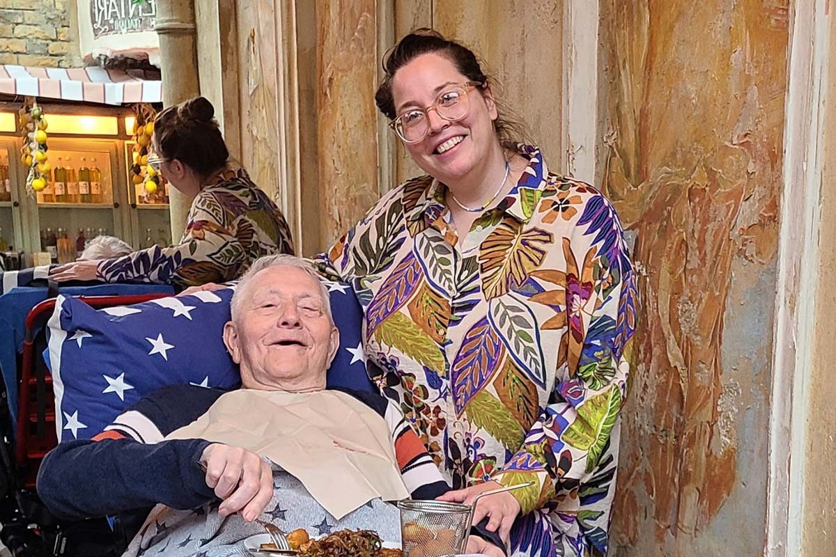 Fahrgast mit Begleitung.jpg