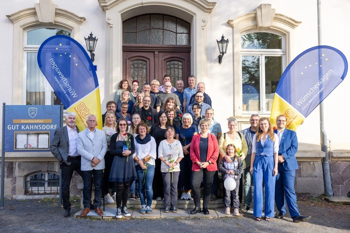 Gruppenfoto_10_Jahre_Wuenschewagen_Sachsen.webp