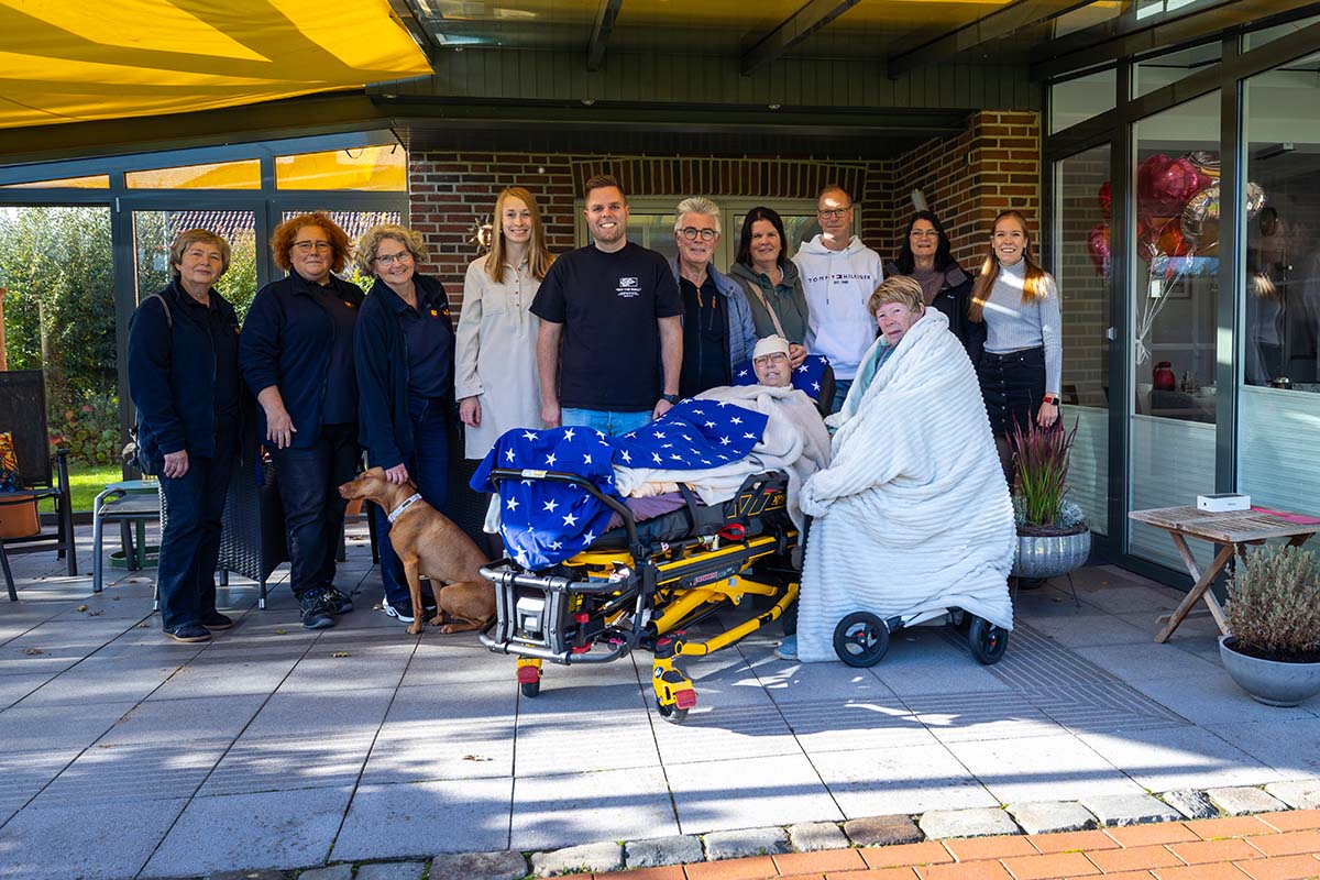 Gruppe auf Terasse.jpg