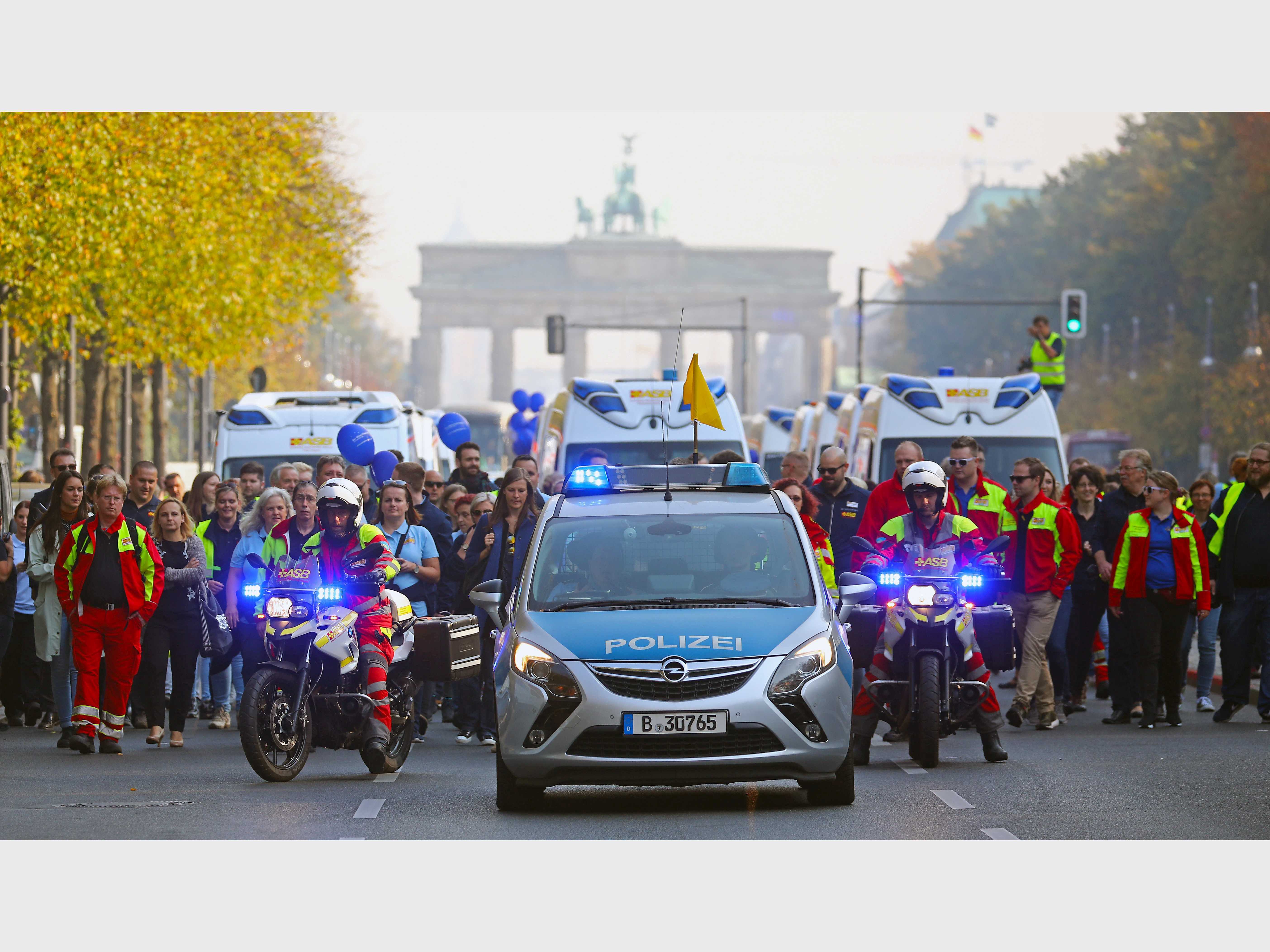 Wünschewagen treffen sich am Brandenburger Tor