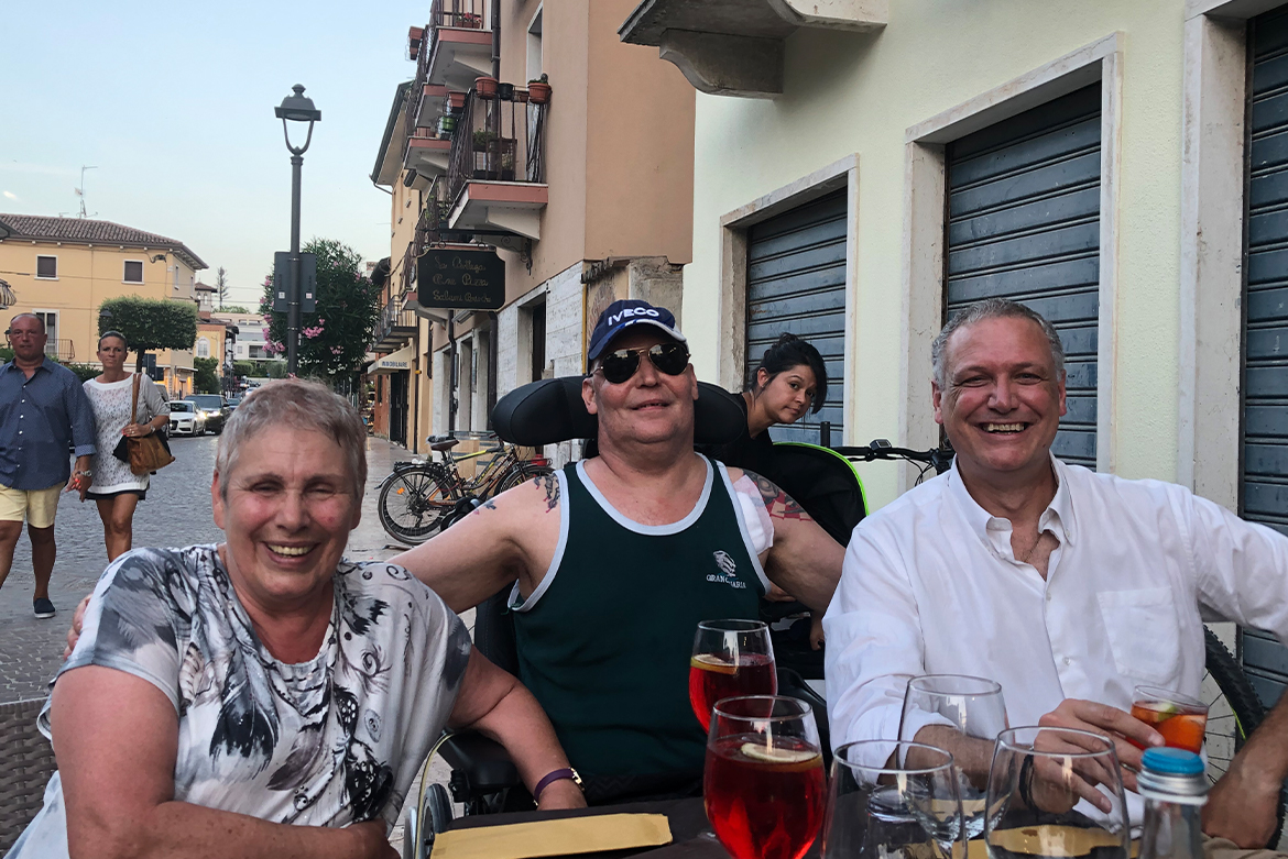 Den guten Freund in Italien treffen und gemeinsam Rotwein trinken