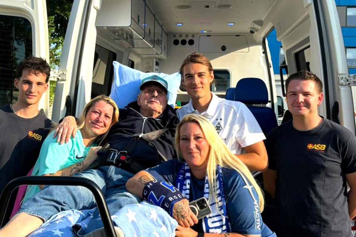 Gruppenfoto im Wünschewagen.jpg