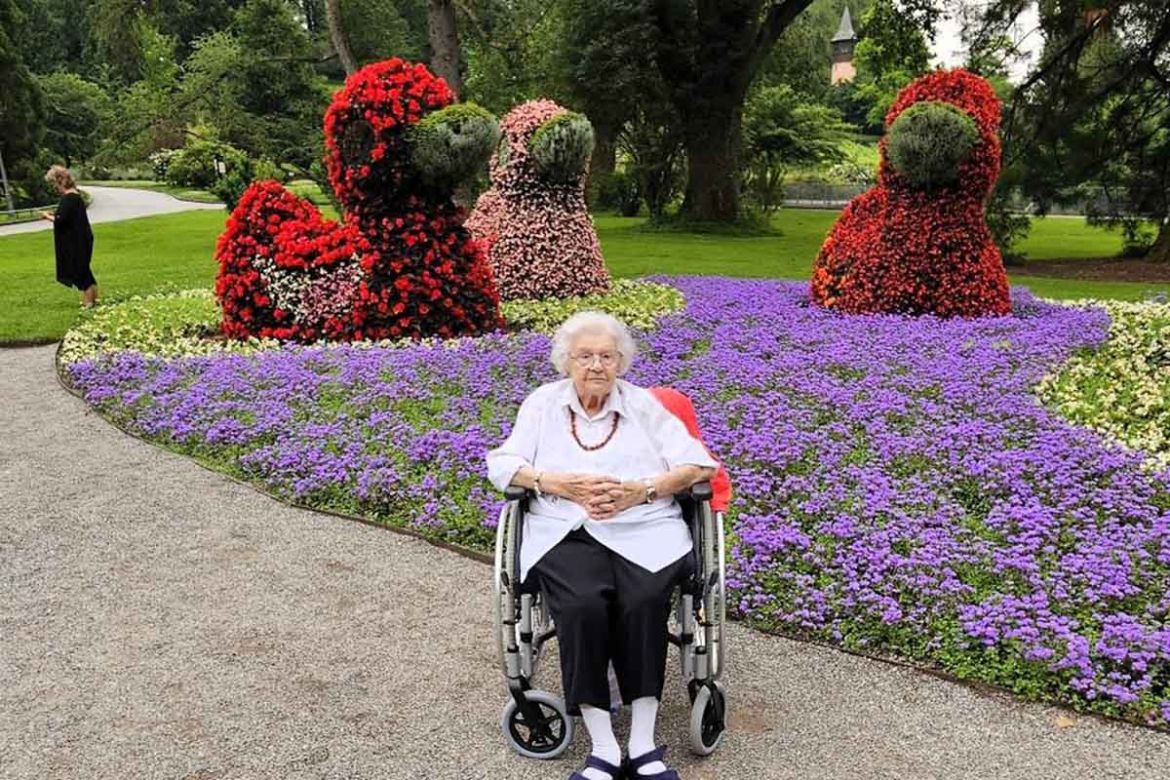 Fahrgast vor Blumenbeet.jpg