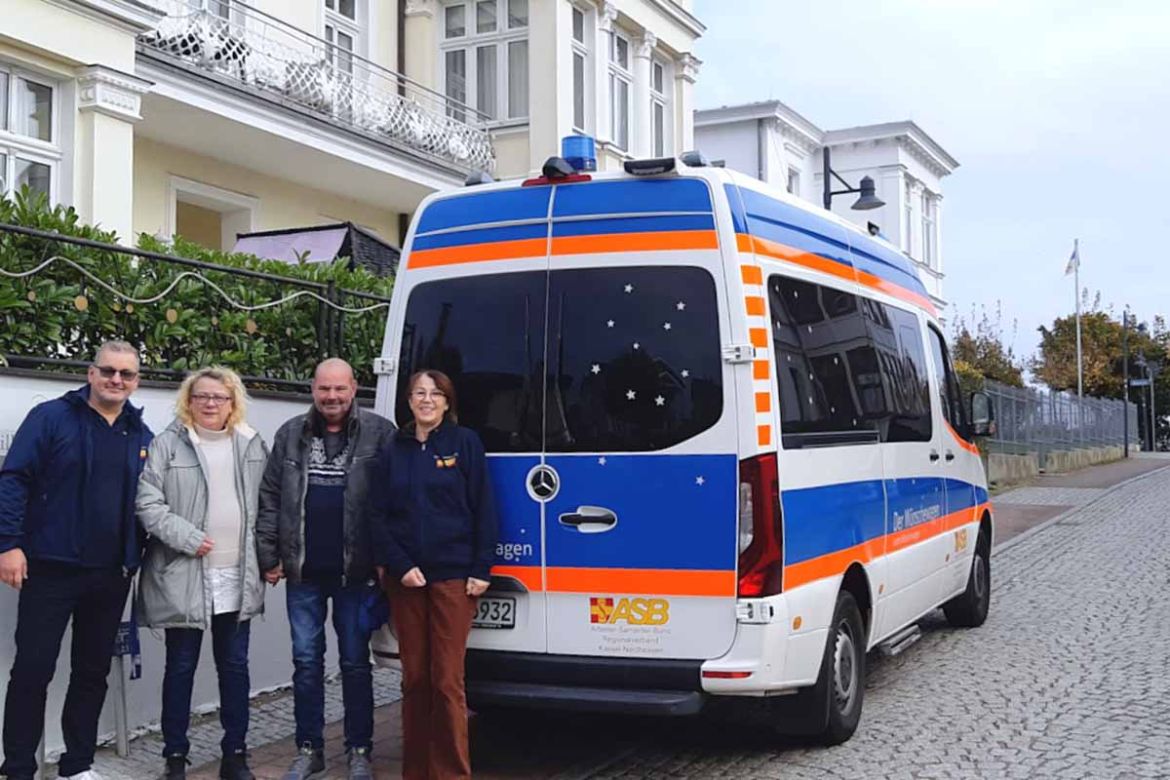 Gruppenfoto vor dem Wünschewagen.jpg