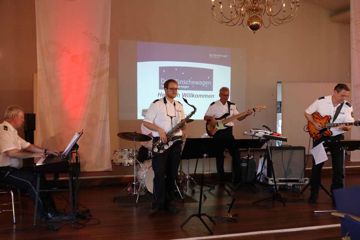 Die Band spielt Musik.jpg