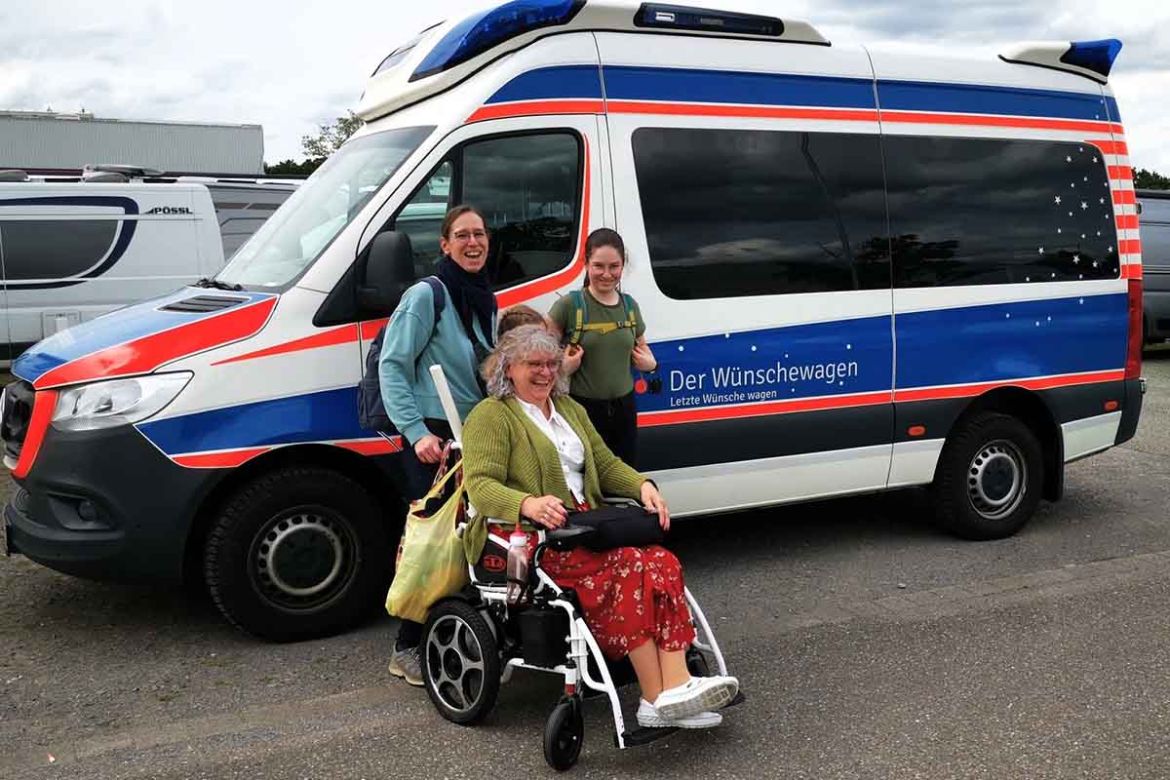 Gruppenfoto vor Wünschewagen.jpg