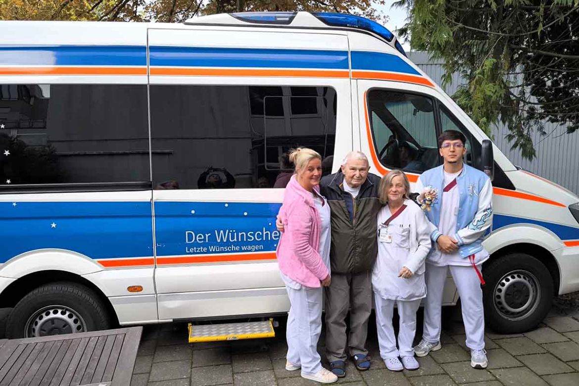 Gruppenfoto vor dem Wünschewagen.jpg