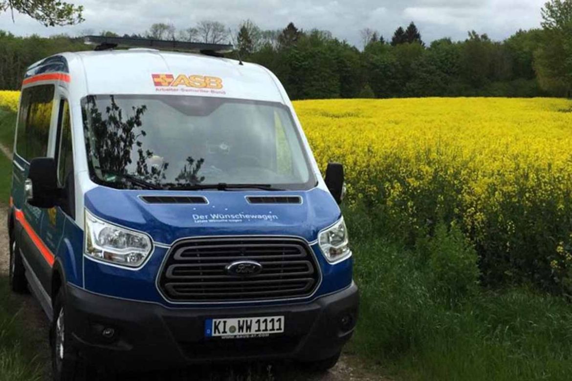 ASB-Wünschewagen im Feld.jpg