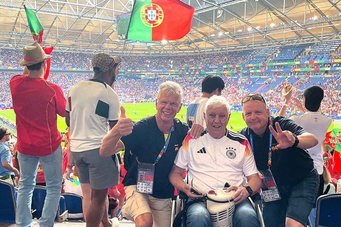 Gruppenbild im Stadion.jpg