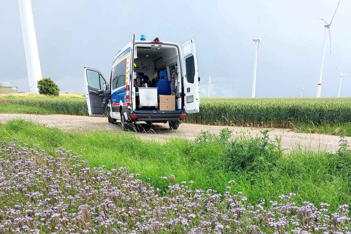 Wünschewagen im Feld.jpg