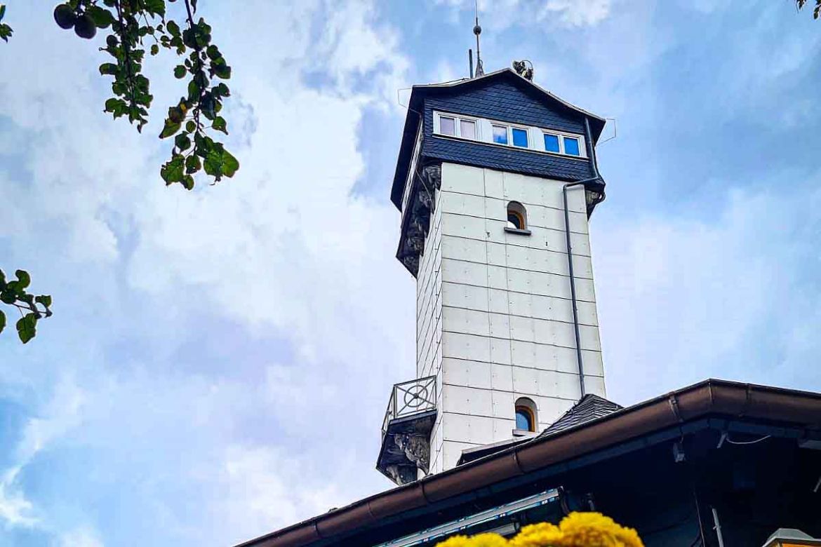 Restaurant mit Turm.jpg