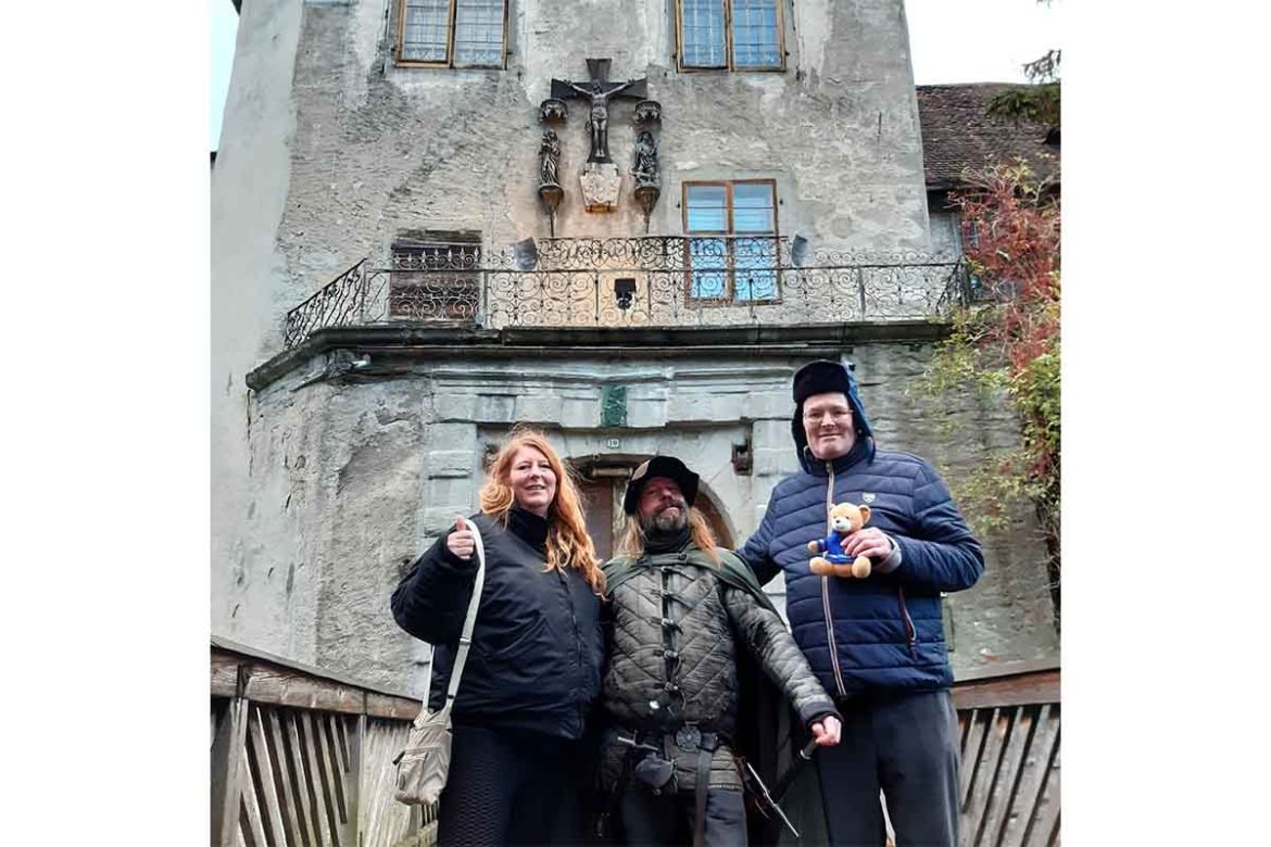 Gruppenfoto vor der Burg.jpg