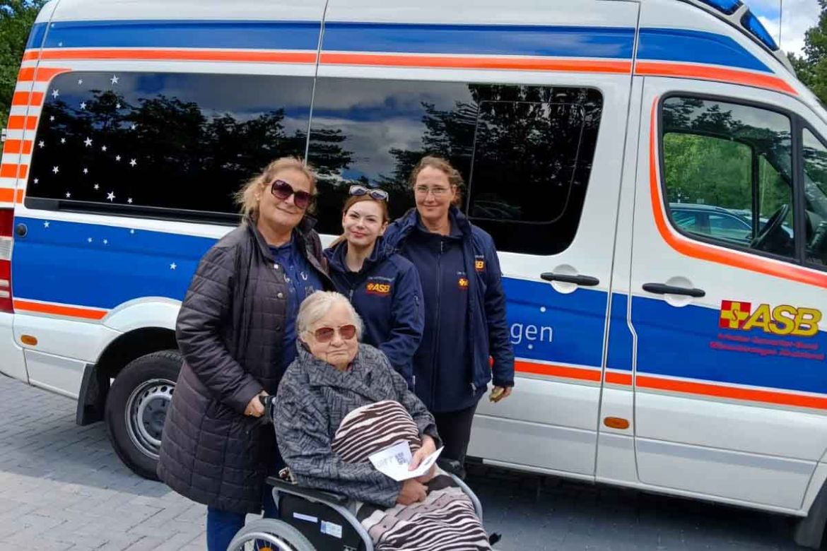 Gruppenfoto vor Wünschewagen.jpg