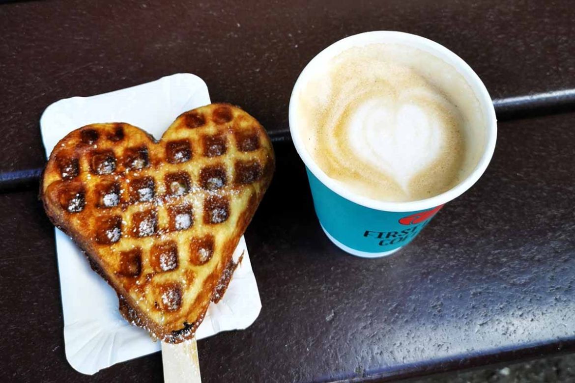 Waffel mit Kaffee.jpg