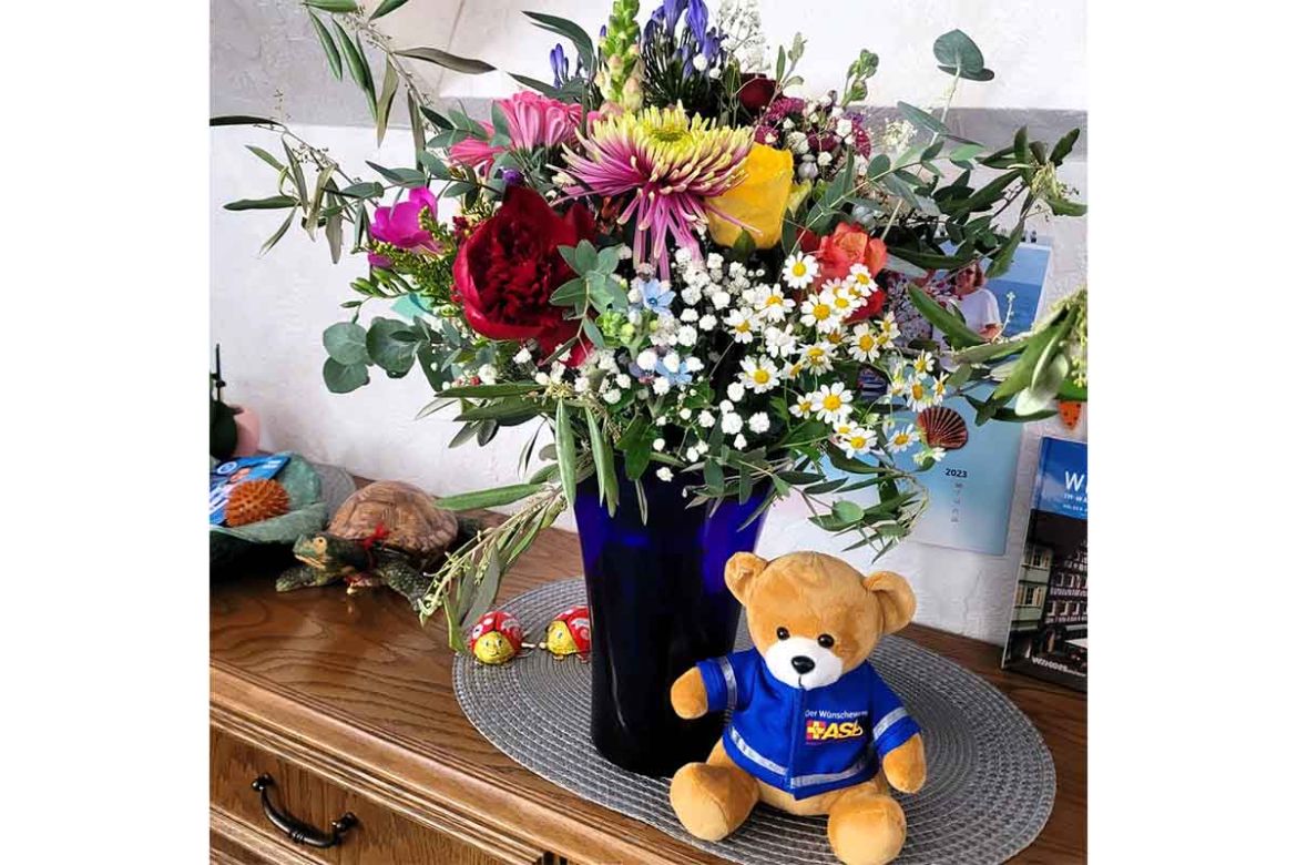 Teddy mit Blumenstrauß.jpg