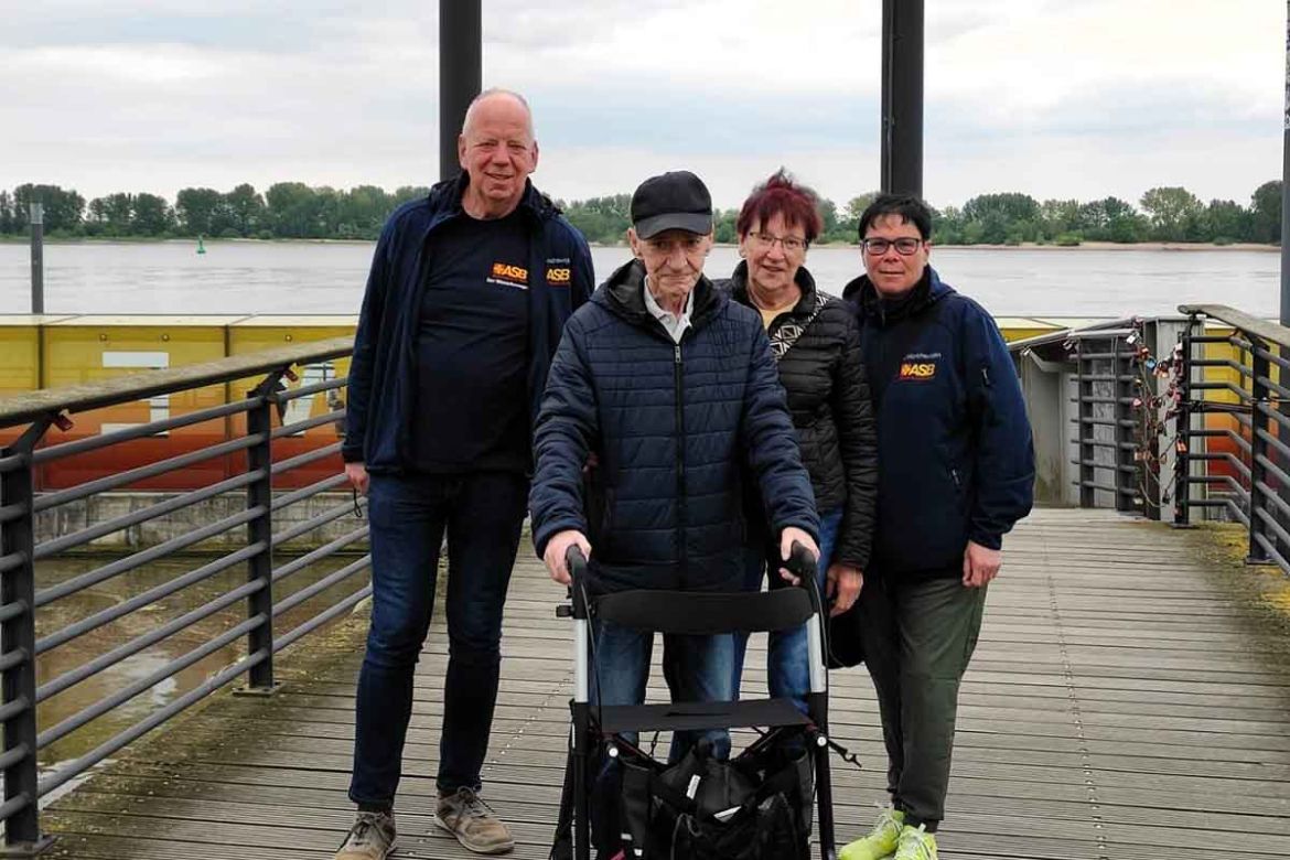 Gruppenfoto am Hafen.jpg