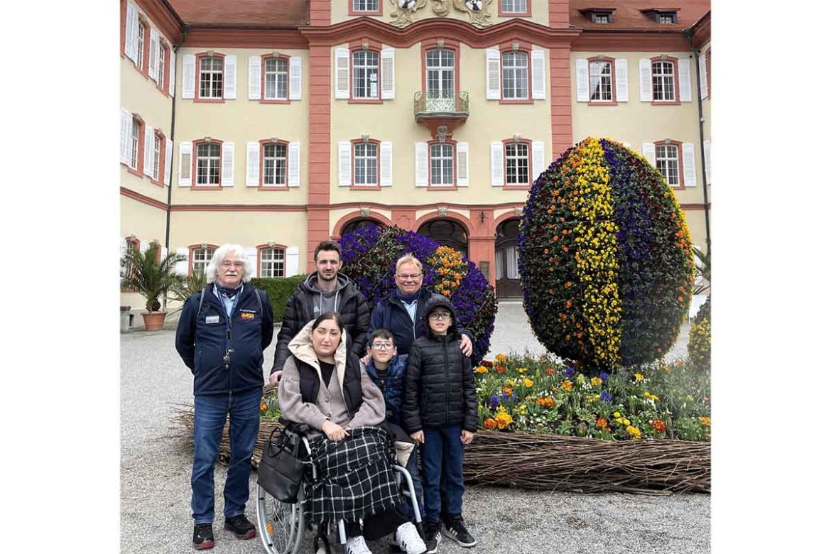 Gruppenfoto vor Gebäude.jpg