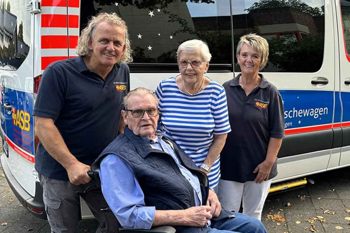 Gruppenfoto vor dem Wünschewagen.jpg