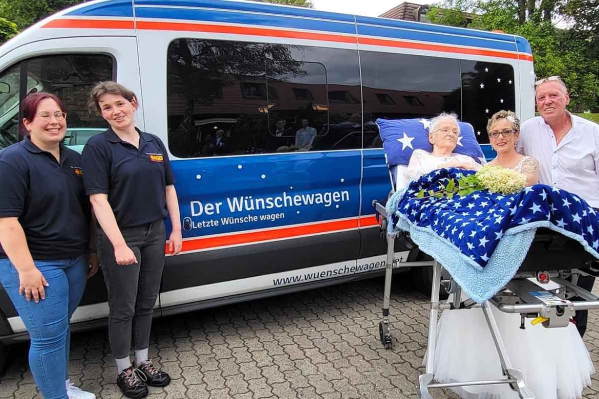 Gruppenfoto vor dem Wünschewagen.jpg