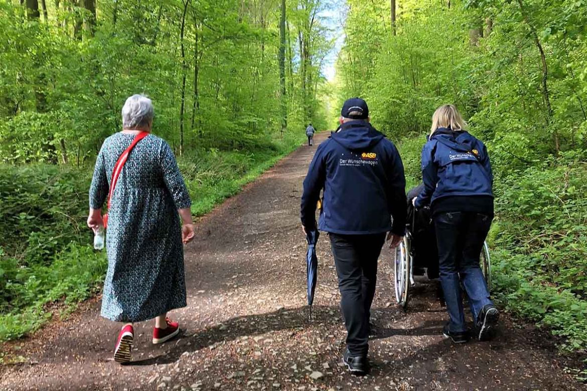 Durch den Wald.jpg