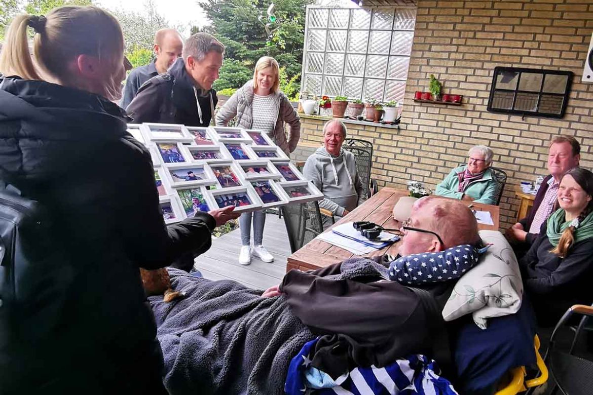 Familie überreicht Bilderrahmen.jpg