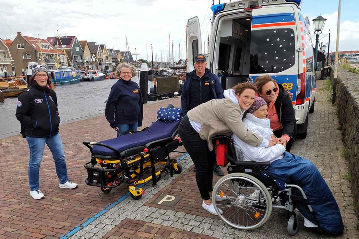 Gruppenfoto vor dem Wünschewagen.jpg