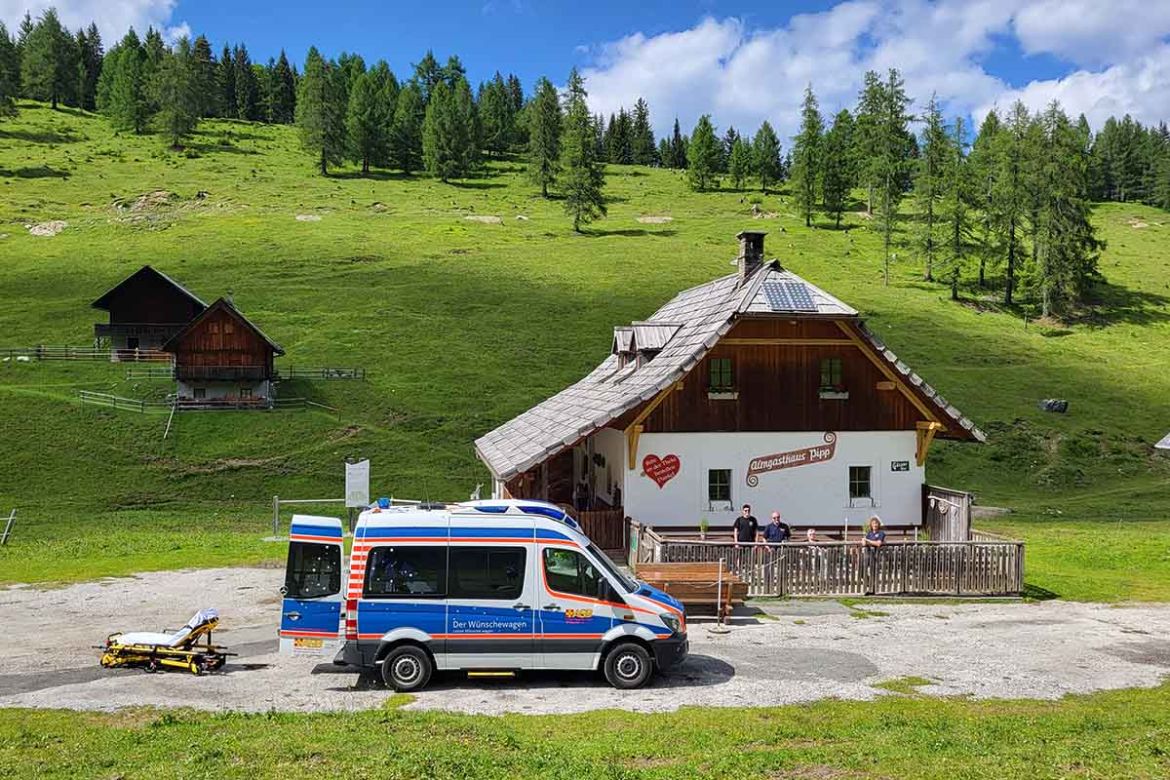 Wünschewagen vor Almgasthaus.jpg