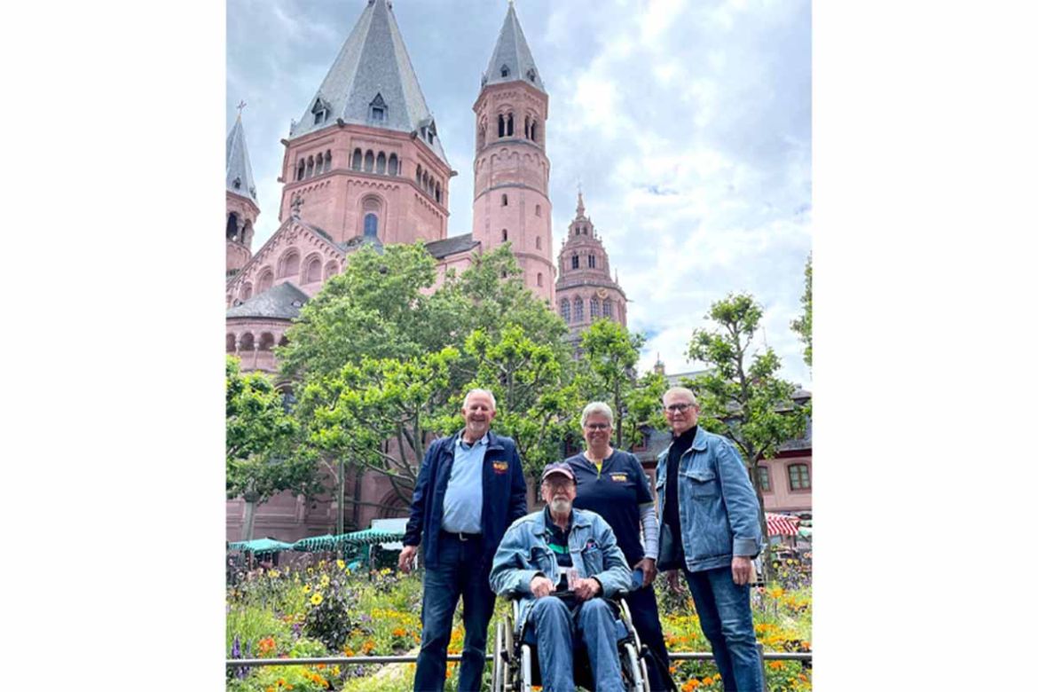 Gruppenfoto vor dem Schloss.jpg