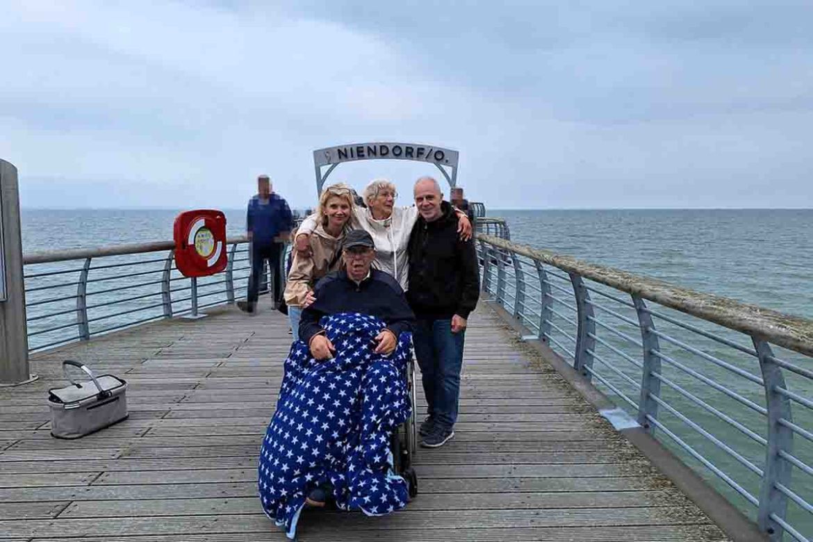 Gruppenfoto am Steg.jpg